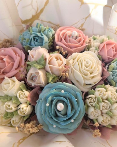 Elegant Floral Cake Bouquet